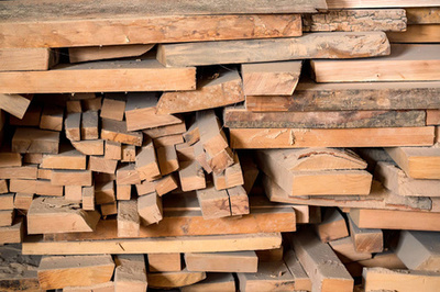 木制木板堆, 木板。在室外锯木厂的锯子板的仓库。木质木材堆放木制毛坯建筑材料。行业